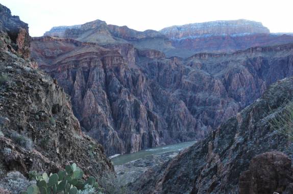 O Rio Colorado, visto da parte norte do desfiladeiro, no Grand Canyon,  no Arizona, nos Estados Unidos